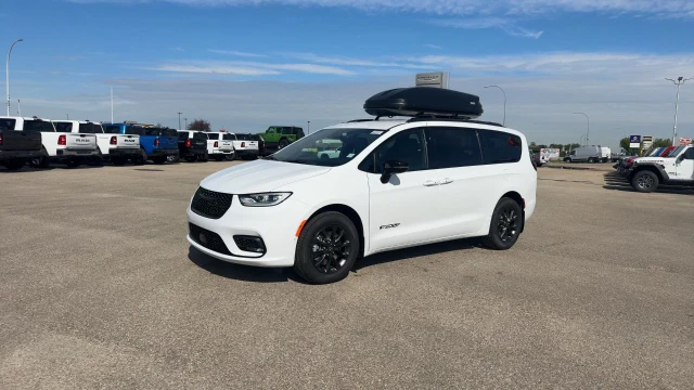 2025 Chrysler Pacifica Select AWD, bílá, 6 729 km, dovoz Kanada — foto 3 z 20