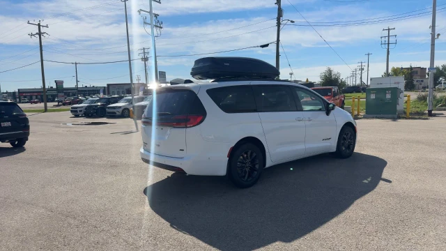 2025 Chrysler Pacifica Select AWD, bílá, 6 729 km, dovoz Kanada — foto 5 z 20
