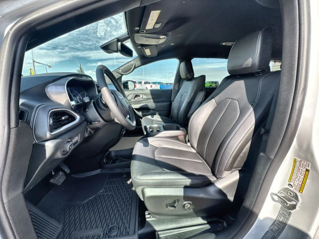 2025 Chrysler Pacifica Select AWD, bílá, 6 729 km, dovoz Kanada — foto 7 z 20