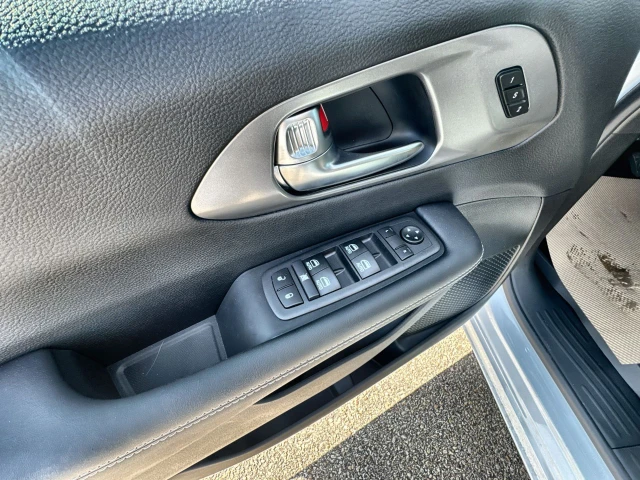 2025 Chrysler Pacifica Select AWD, bílá, 6 729 km, dovoz Kanada — foto 8 z 20