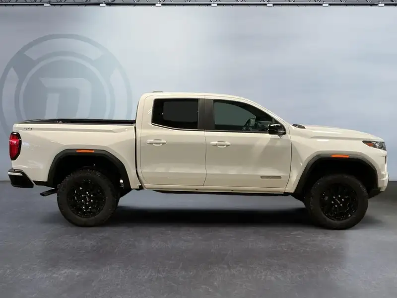 2026 GMC Canyon Elevation, bílá, 8 km, dovoz Kanada — foto 4 z 12
