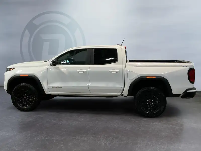 2026 GMC Canyon Elevation, bílá, 8 km, dovoz Kanada — foto 8 z 12