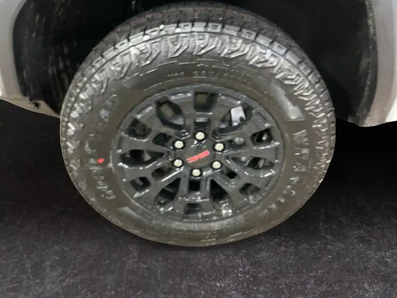 2026 GMC Canyon Elevation, bílá, 8 km, dovoz Kanada — foto 9 z 12