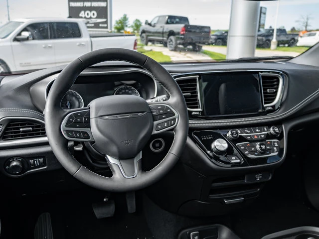 2027 Chrysler Pacifica Select, červená, 14 km, dovoz Kanada — foto 3 z 20