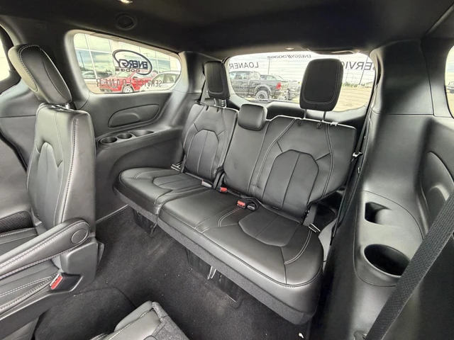 2026 Chrysler Pacifica Select, černá, 5 500 km, dovoz Kanada — foto 10 z 16