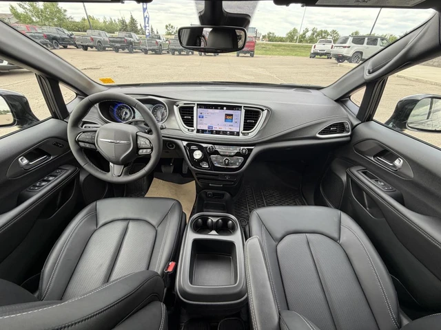 2026 Chrysler Pacifica Select, černá, 5 500 km, dovoz Kanada — foto 11 z 16