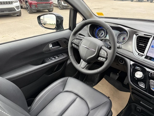2026 Chrysler Pacifica Select, černá, 5 500 km, dovoz Kanada — foto 13 z 16