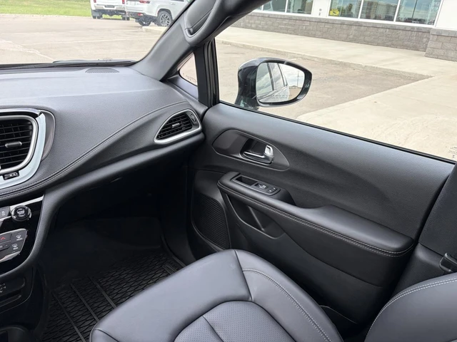 2026 Chrysler Pacifica Select, černá, 5 500 km, dovoz Kanada — foto 14 z 16