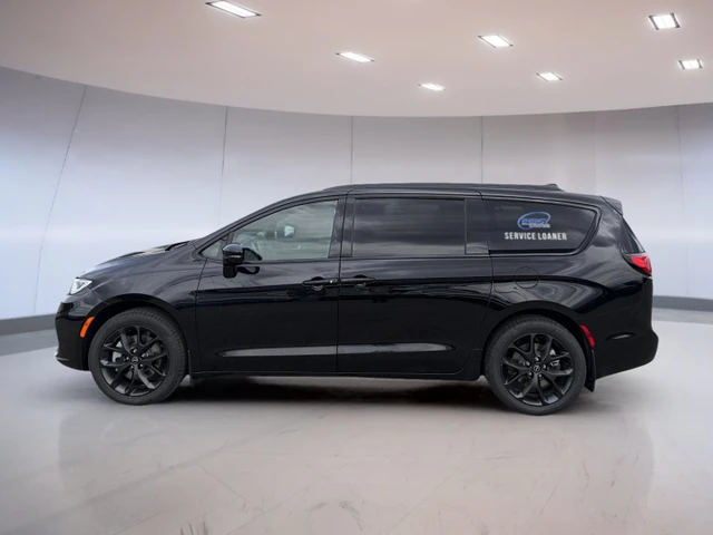 2026 Chrysler Pacifica Select, černá, 5 500 km, dovoz Kanada — foto 2 z 16
