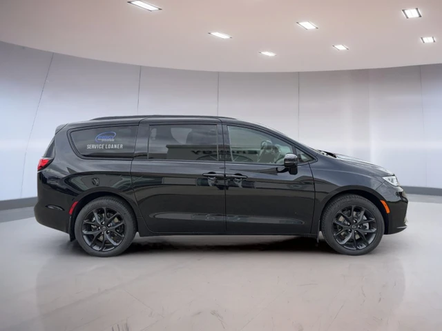 2026 Chrysler Pacifica Select, černá, 5 500 km, dovoz Kanada — foto 5 z 16