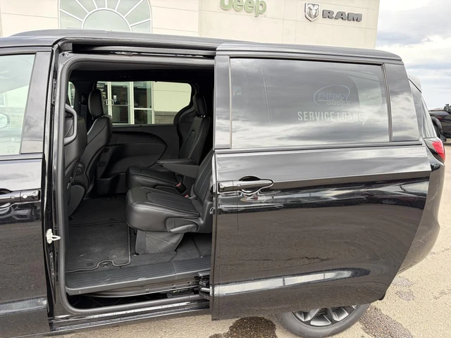 2026 Chrysler Pacifica Select, černá, 5 500 km, dovoz Kanada — foto 8 z 16