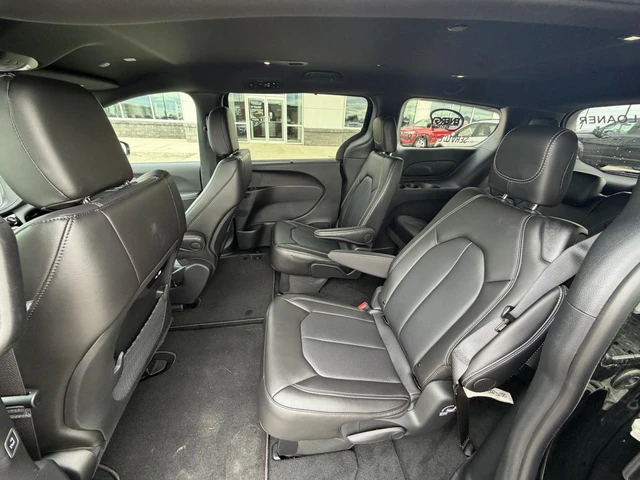 2026 Chrysler Pacifica Select, černá, 5 500 km, dovoz Kanada — foto 9 z 16