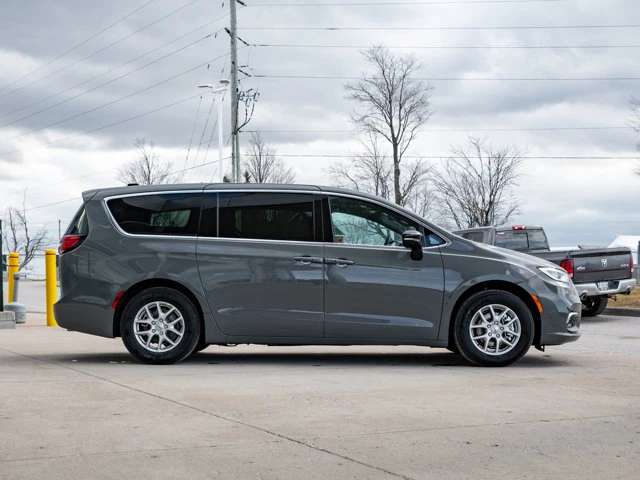 2025 Chrysler Pacifica Select, šedá, 8 621 km, dovoz Kanada — foto 10 z 20