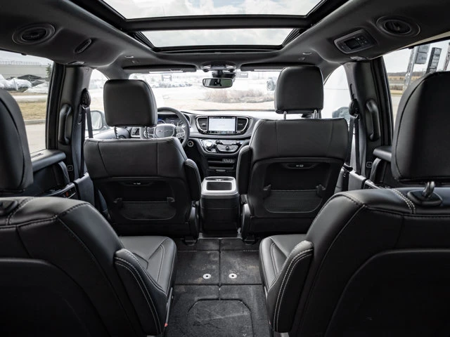 2025 Chrysler Pacifica Select, šedá, 8 621 km, dovoz Kanada — foto 15 z 20