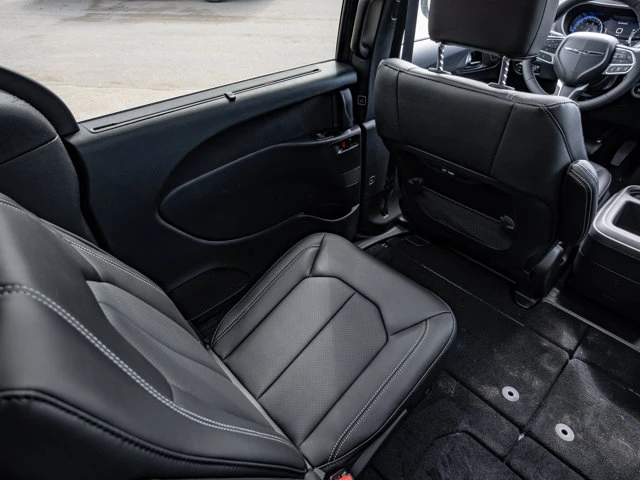 2025 Chrysler Pacifica Select, šedá, 8 621 km, dovoz Kanada — foto 16 z 20