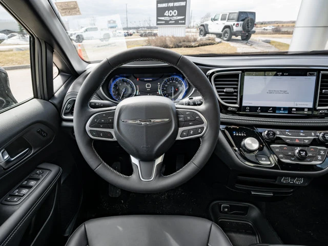 2025 Chrysler Pacifica Select, šedá, 8 621 km, dovoz Kanada — foto 2 z 20
