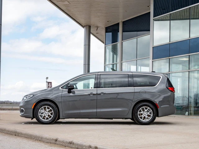 2025 Chrysler Pacifica Select, šedá, 8 621 km, dovoz Kanada — foto 4 z 20