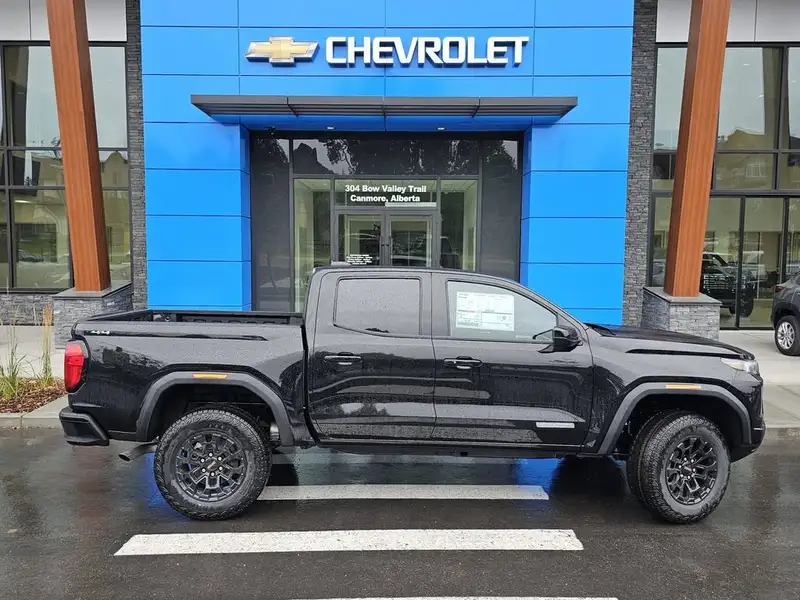 2026 GMC Canyon Elevation, černá, 10 km, dovoz Kanada — foto 10 z 12