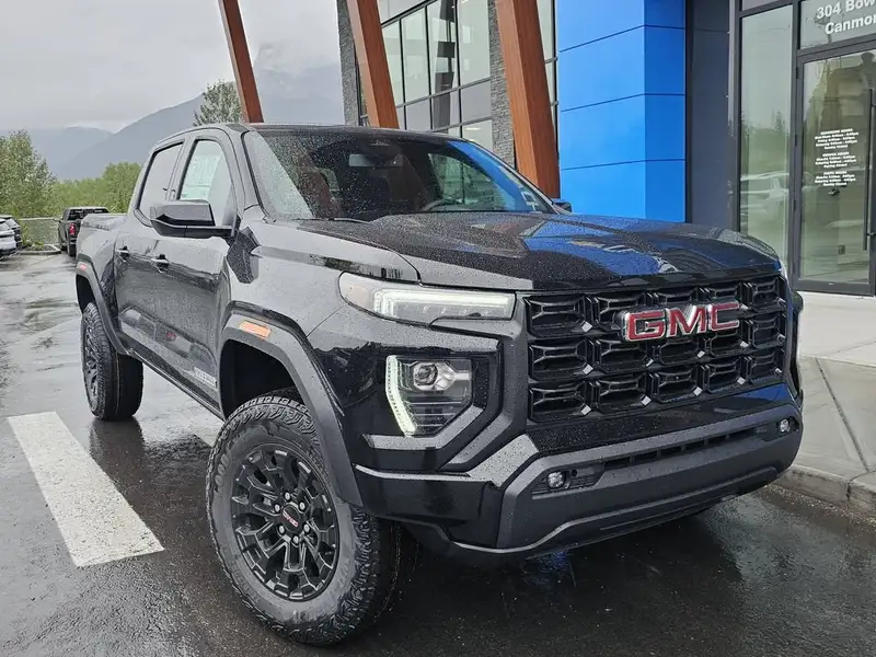 2026 GMC Canyon Elevation, černá, 10 km, dovoz Kanada — foto 11 z 12