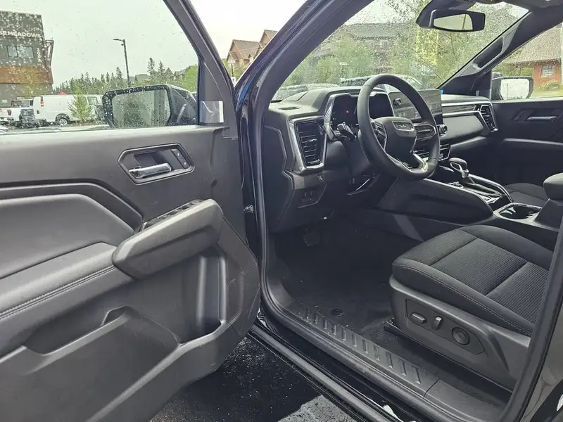 2026 GMC Canyon Elevation, černá, 10 km, dovoz Kanada — foto 12 z 12