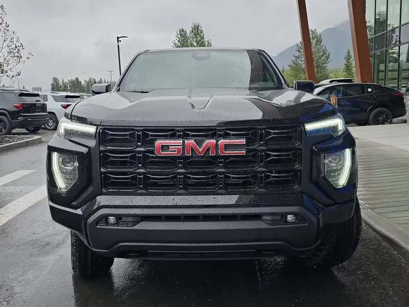 2026 GMC Canyon Elevation, černá, 10 km, dovoz Kanada — foto 2 z 12