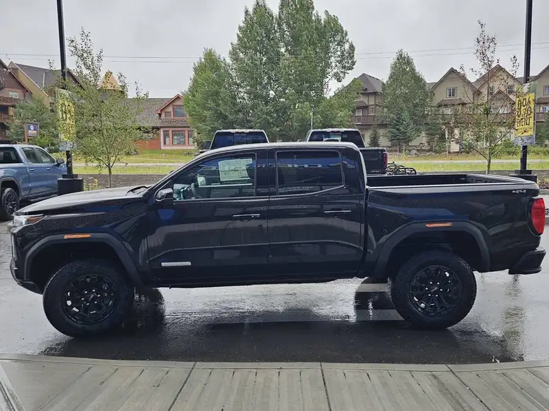 2026 GMC Canyon Elevation, černá, 10 km, dovoz Kanada — foto 5 z 12