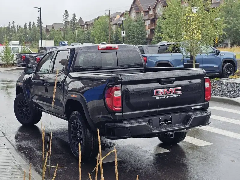 2026 GMC Canyon Elevation, černá, 10 km, dovoz Kanada — foto 6 z 12