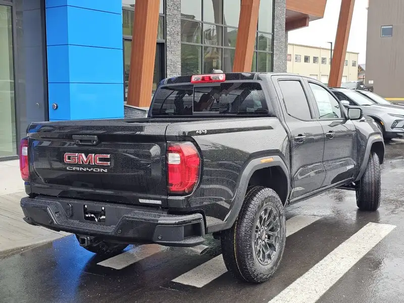 2026 GMC Canyon Elevation, černá, 10 km, dovoz Kanada — foto 9 z 12