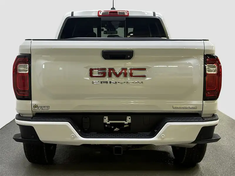 2026 GMC Canyon Elevation, bílá, 383 km, dovoz Kanada — foto 4 z 12