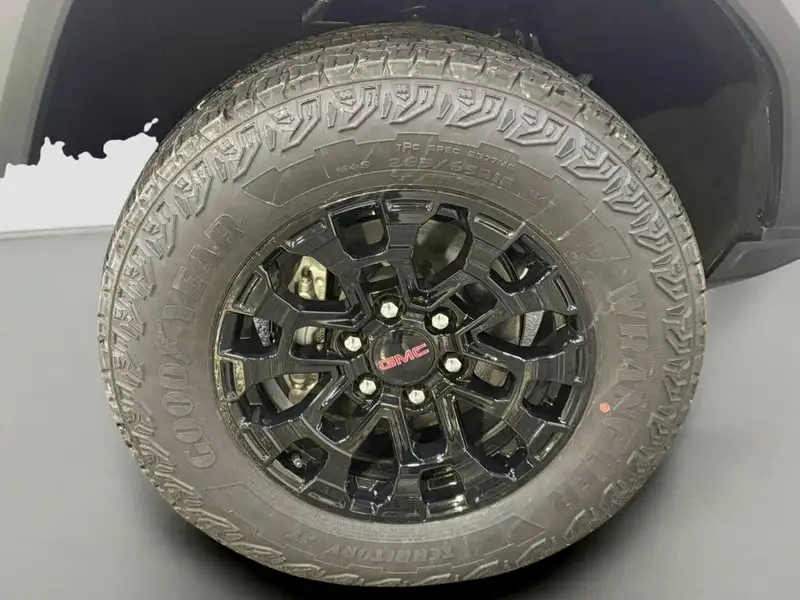 2026 GMC Canyon Elevation, bílá, 383 km, dovoz Kanada — foto 5 z 12