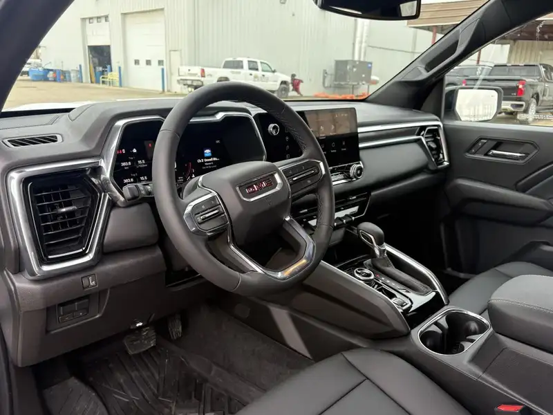 2026 GMC Canyon Elevation, bílá, 383 km, dovoz Kanada — foto 7 z 12