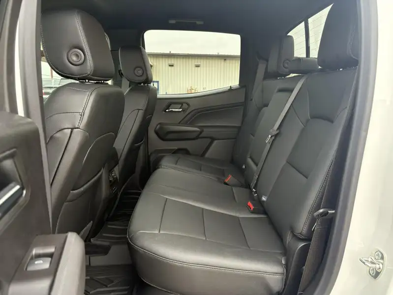 2026 GMC Canyon Elevation, bílá, 383 km, dovoz Kanada — foto 8 z 12