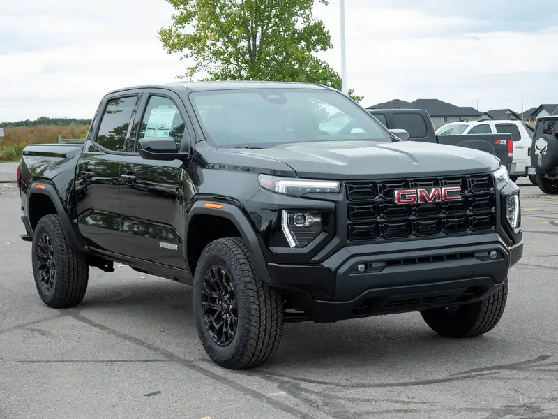 2026 GMC Canyon Elevation, černá, 5 km, dovoz Kanada — foto 10 z 12