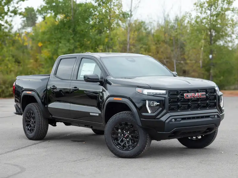 2026 GMC Canyon Elevation, černá, 5 km, dovoz Kanada — foto 2 z 12