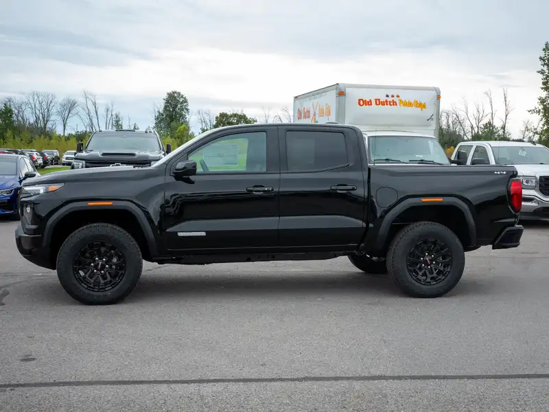 2026 GMC Canyon Elevation, černá, 5 km, dovoz Kanada — foto 5 z 12
