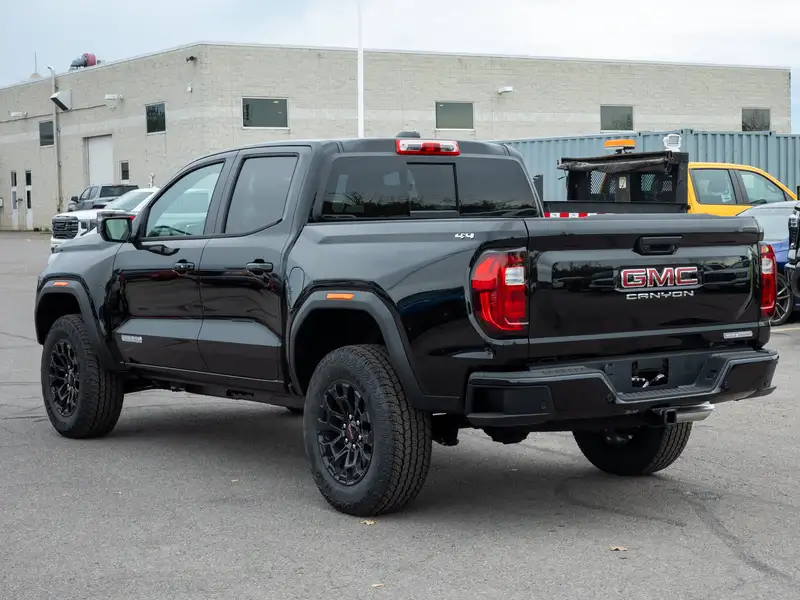 2026 GMC Canyon Elevation, černá, 5 km, dovoz Kanada — foto 6 z 12