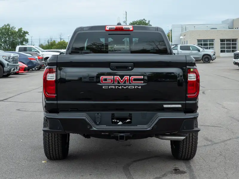 2026 GMC Canyon Elevation, černá, 5 km, dovoz Kanada — foto 7 z 12