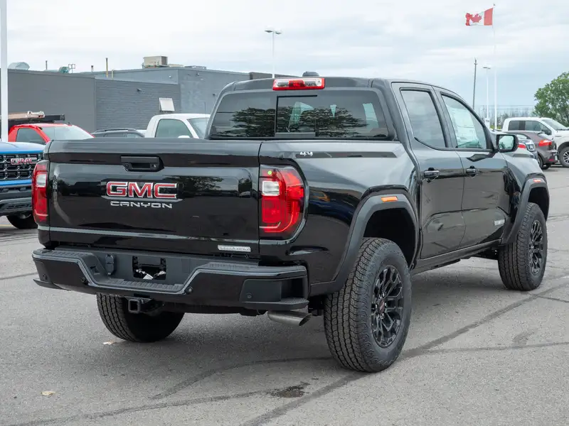 2026 GMC Canyon Elevation, černá, 5 km, dovoz Kanada — foto 8 z 12