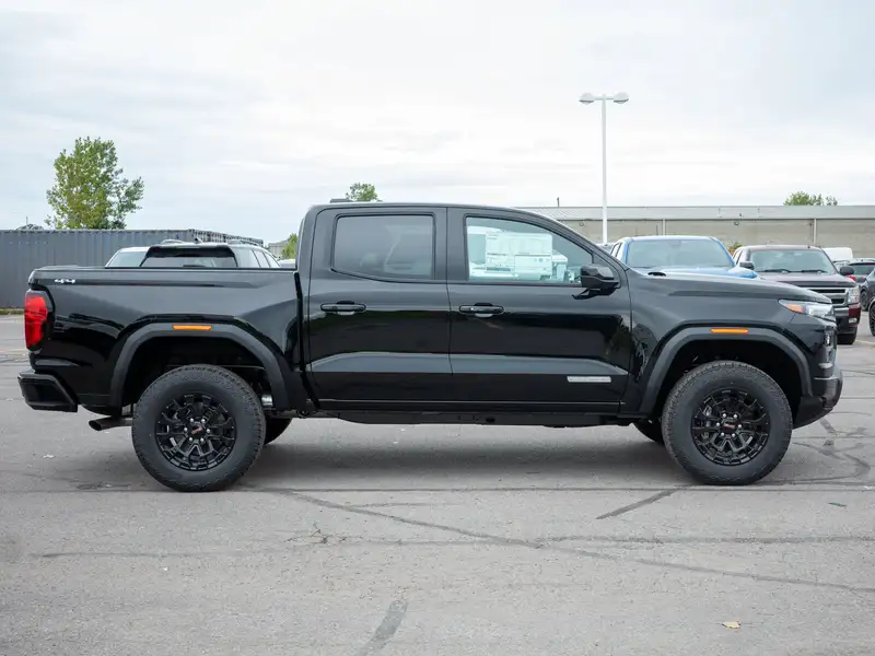 2026 GMC Canyon Elevation, černá, 5 km, dovoz Kanada — foto 9 z 12