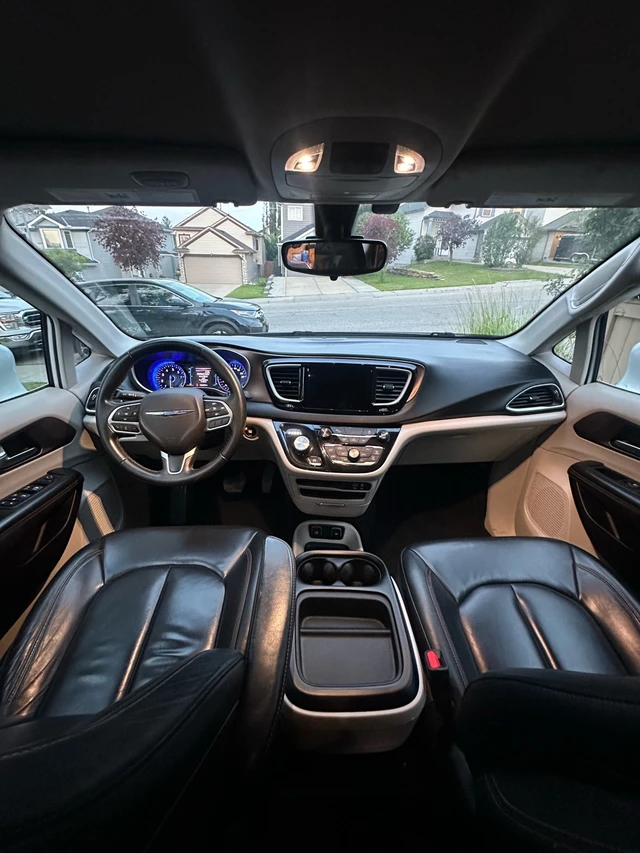 2017 Chrysler Pacifica, 136 000 km, dovoz Kanada — foto 2 z 5