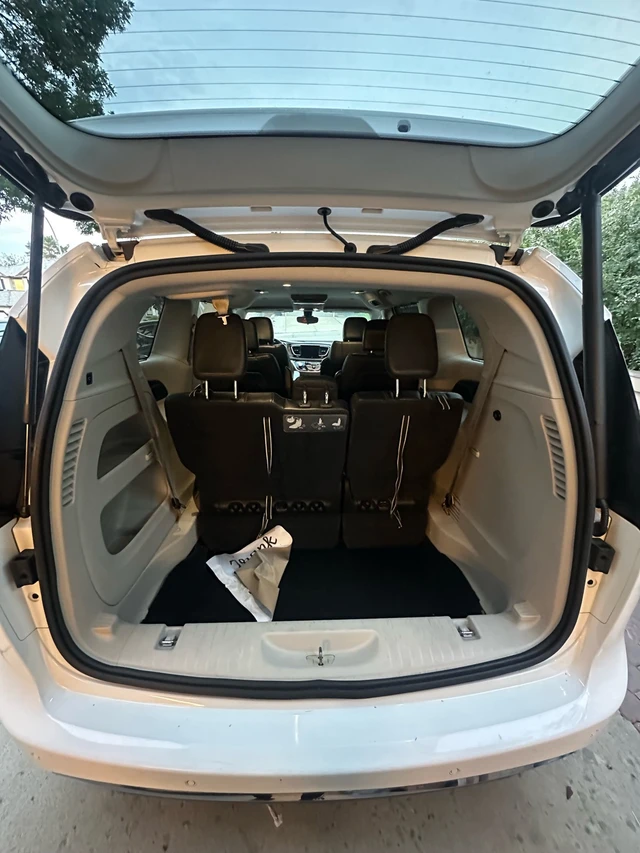 2017 Chrysler Pacifica, 136 000 km, dovoz Kanada — foto 4 z 5