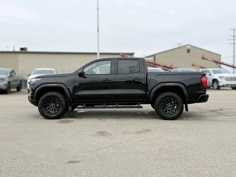 2026 GMC Canyon Elevation, černá, 1 km, dovoz Kanada — foto 4 z 12