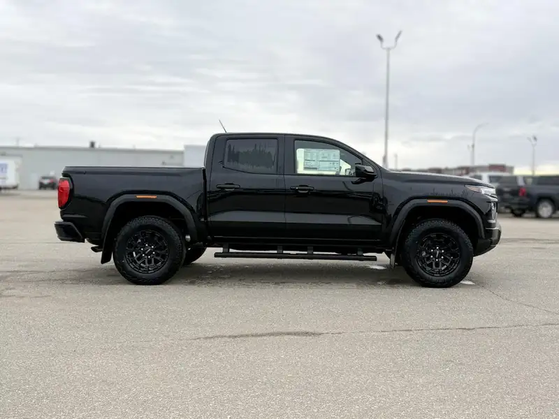 2026 GMC Canyon Elevation, černá, 1 km, dovoz Kanada — foto 6 z 12