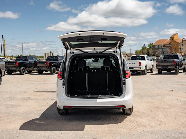 2027 Chrysler Pacifica Select, bílá, 18 km, dovoz Kanada — foto 8 z 20