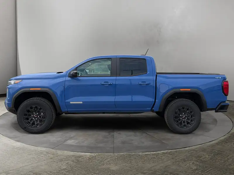 2026 GMC Canyon Elevation, modrá, 11 km, dovoz Kanada — foto 2 z 12