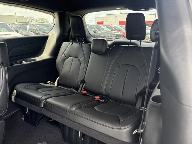 2027 Chrysler Pacifica Select, bílá, 4 326 km, dovoz Kanada — foto 10 z 20