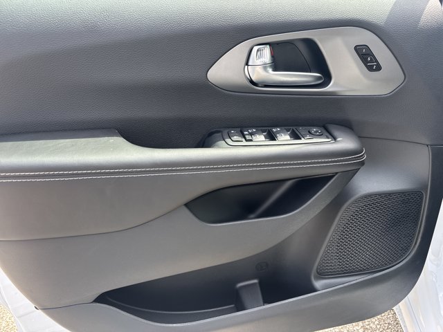2027 Chrysler Pacifica Select, bílá, 4 326 km, dovoz Kanada — foto 13 z 20