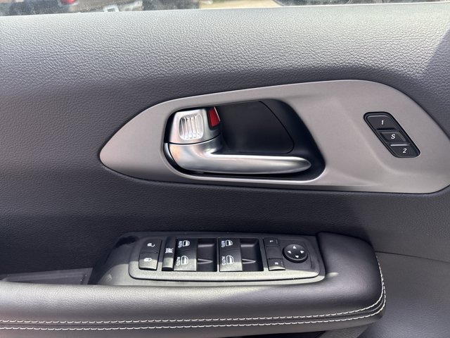 2027 Chrysler Pacifica Select, bílá, 4 326 km, dovoz Kanada — foto 14 z 20