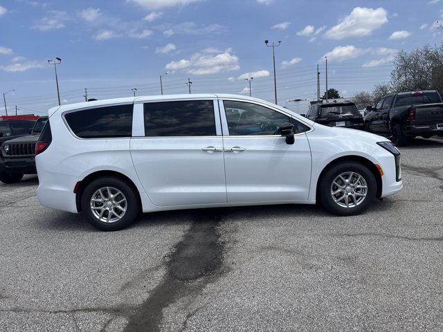 2027 Chrysler Pacifica Select, bílá, 4 326 km, dovoz Kanada — foto 4 z 20