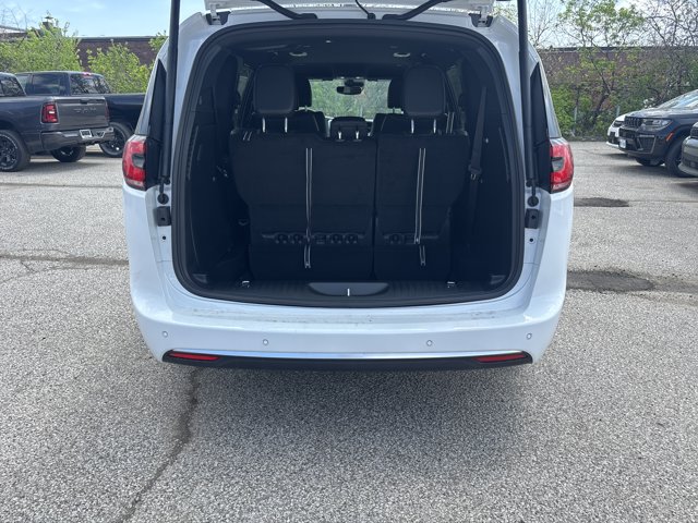 2027 Chrysler Pacifica Select, bílá, 4 326 km, dovoz Kanada — foto 9 z 20